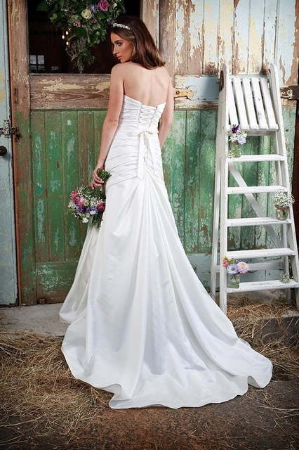 Атласное свадебное платье А-силуэта с драпировкой 6323. Силуэт А-силуэт. Цвет Белый / Молочный. Вид 3