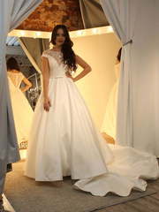 Атласное платье на свадьбу пышное Diore. Силуэт Пышное. Цвет Белый / Молочный. Вид 1