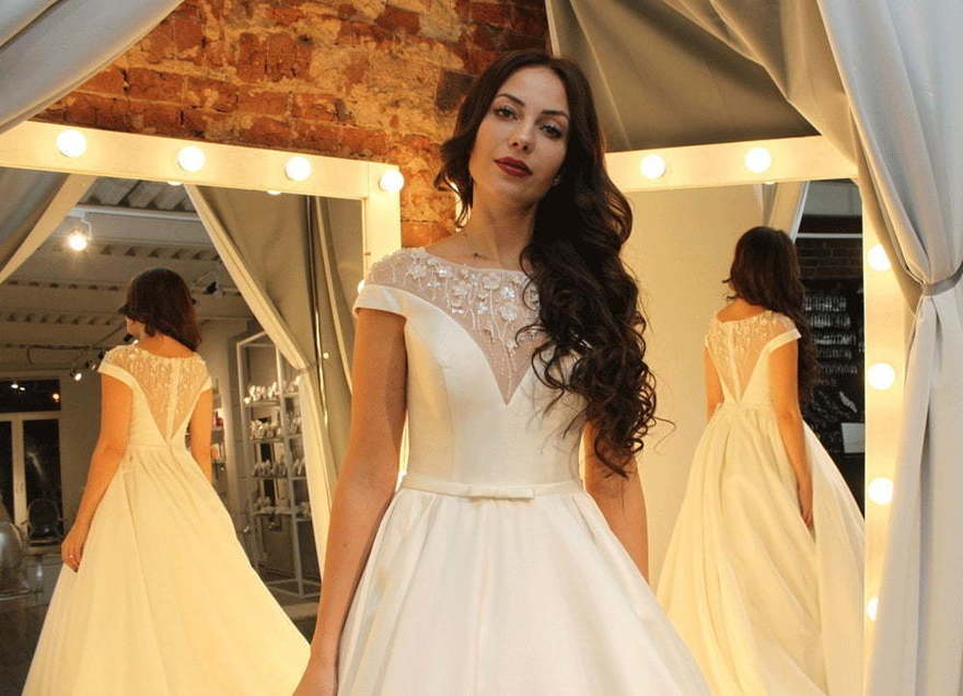 Атласное платье на свадьбу пышное Diore. Силуэт Пышное. Цвет Белый / Молочный. Вид 2