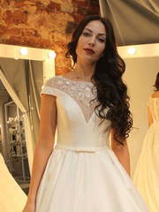 Атласное платье на свадьбу пышное Diore. Силуэт Пышное. Цвет Белый / Молочный. Вид 2