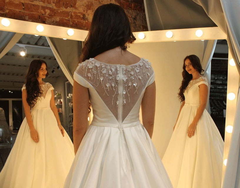 Атласное платье на свадьбу пышное Diore. Силуэт Пышное. Цвет Белый / Молочный. Вид 3