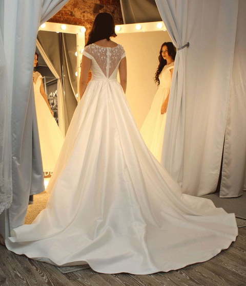 Атласное платье на свадьбу пышное Diore. Силуэт Пышное. Цвет Белый / Молочный. Вид 4