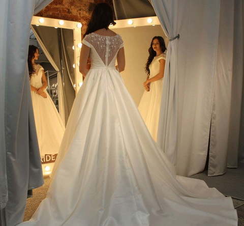 Атласное платье на свадьбу пышное Diore. Силуэт Пышное. Цвет Белый / Молочный. Вид 5