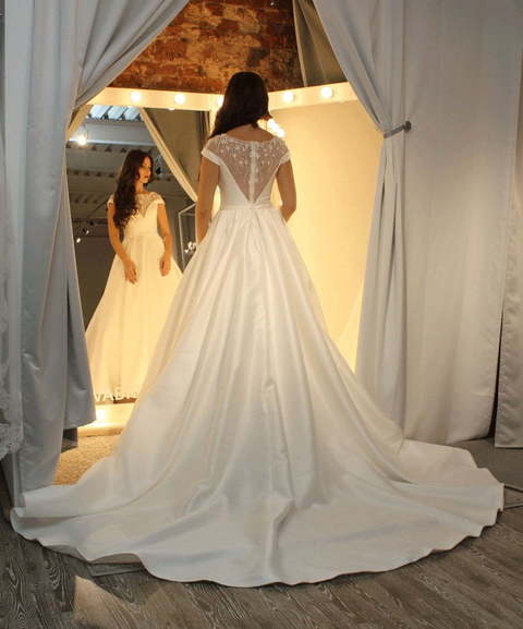 Атласное платье на свадьбу пышное Diore. Силуэт Пышное. Цвет Белый / Молочный. Вид 6