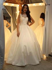 Атласное платье с расшитой спинкой Jackline. Силуэт Пышное. Цвет Белый / Молочный. Вид 1