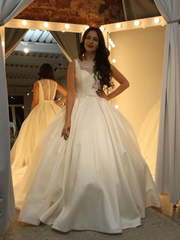 Атласное платье с расшитой спинкой Jackline. Силуэт Пышное. Цвет Белый / Молочный. Вид 2