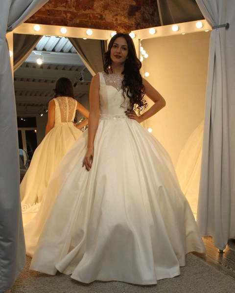 Атласное платье с расшитой спинкой Jackline. Силуэт Пышное. Цвет Белый / Молочный. Вид 2