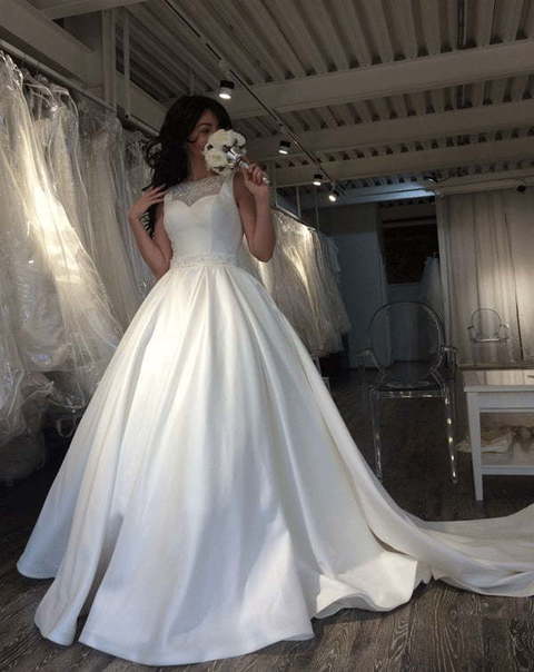 Атласное платье с расшитой спинкой Jackline. Силуэт Пышное. Цвет Белый / Молочный. Вид 3