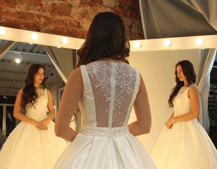 Атласное платье с расшитой спинкой Jackline. Силуэт Пышное. Цвет Белый / Молочный. Вид 5