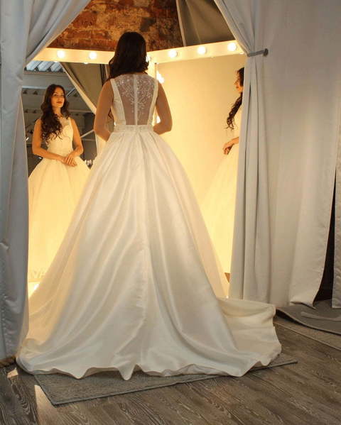 Атласное платье с расшитой спинкой Jackline. Силуэт Пышное. Цвет Белый / Молочный. Вид 6