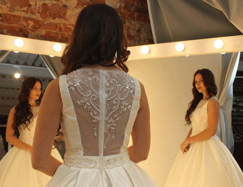 Атласное платье с расшитой спинкой Jackline. Силуэт Пышное. Цвет Белый / Молочный. Вид 7