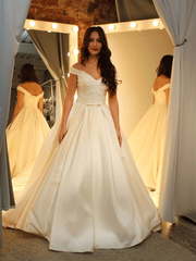 Атласное свадебное платье с вырезом лодочкой Fiona. Силуэт Пышное. Цвет Белый / Молочный. Вид 1