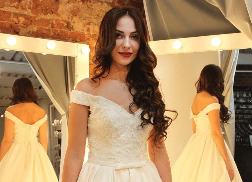 Атласное свадебное платье с вырезом лодочкой Fiona. Силуэт Пышное. Цвет Белый / Молочный. Вид 2