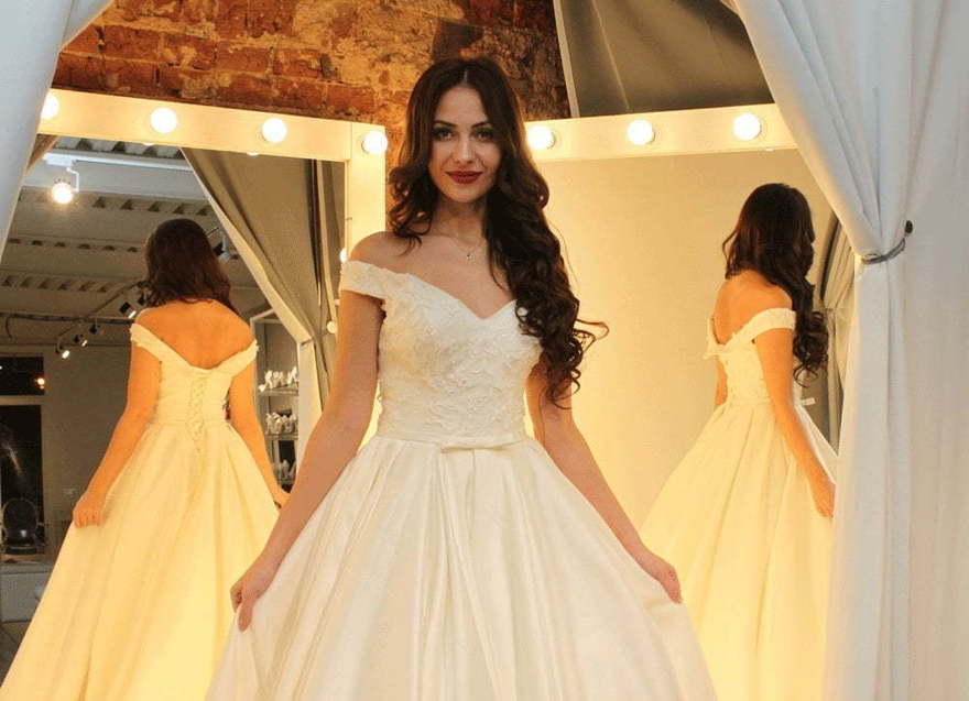 Атласное свадебное платье с вырезом лодочкой Fiona. Силуэт Пышное. Цвет Белый / Молочный. Вид 3