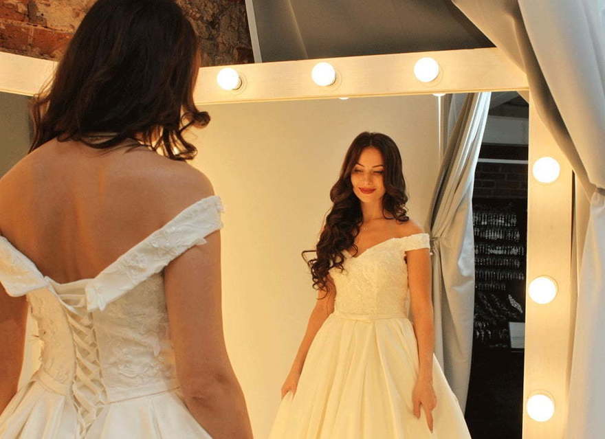 Атласное свадебное платье с вырезом лодочкой Fiona. Силуэт Пышное. Цвет Белый / Молочный. Вид 4