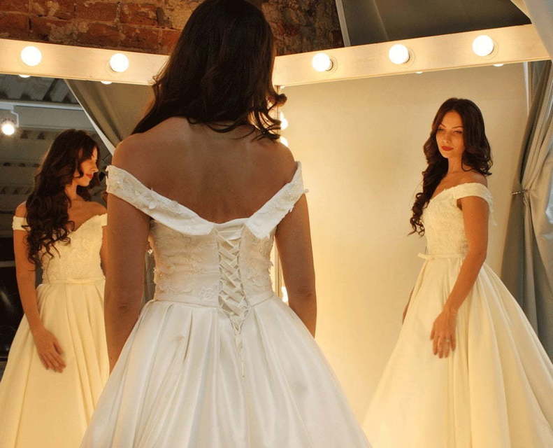 Атласное свадебное платье с вырезом лодочкой Fiona. Силуэт Пышное. Цвет Белый / Молочный. Вид 5