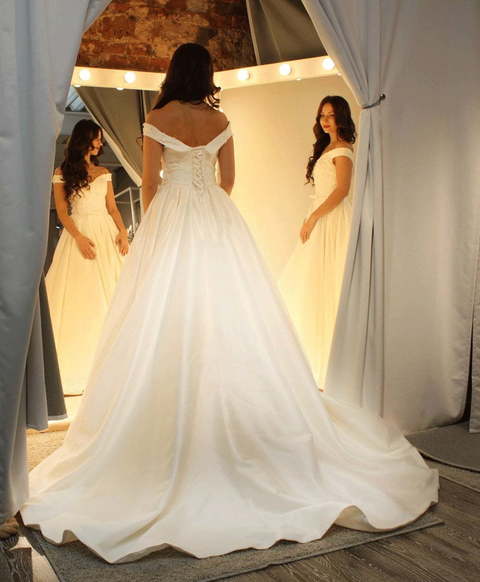 Атласное свадебное платье с вырезом лодочкой Fiona. Силуэт Пышное. Цвет Белый / Молочный. Вид 6