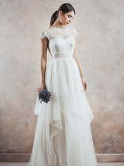 Свадебное платье с кружевом на груди и летящей юбкой 7655. Силуэт А-силуэт. Цвет Белый / Молочный. Вид 1