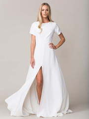 Простое свадебное платье без декора с разрезом Lacshmi. Силуэт Прямое. Цвет Белый / Молочный. Вид 1