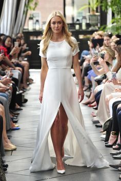 Простое свадебное платье без декора с разрезом Lacshmi. Силуэт Прямое. Цвет Белый / Молочный. Вид 2