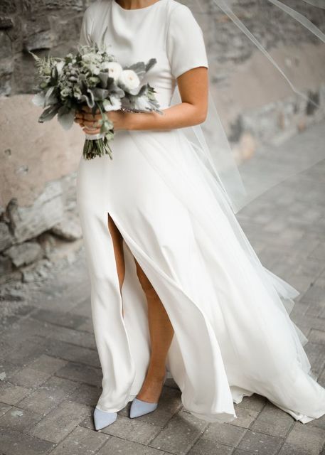 Простое свадебное платье без декора с разрезом Lacshmi. Силуэт Прямое. Цвет Белый / Молочный. Вид 3