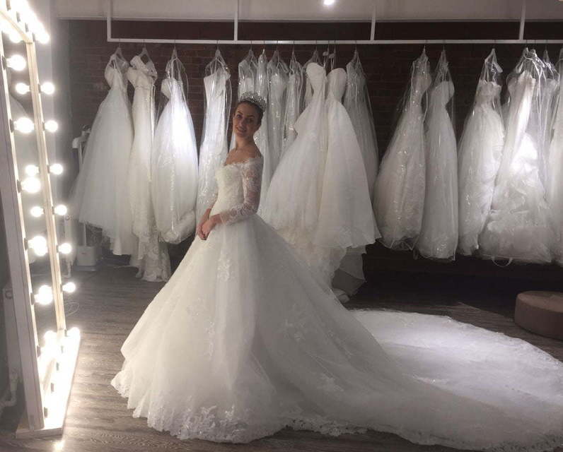 Королевское свадебное платье с большим шлейфом Safisa. Силуэт Прямое. Цвет Белый / Молочный. Вид 2