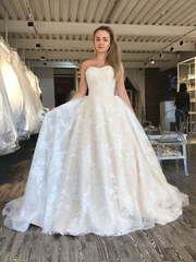 Кремовое свадебное платье с нежным кружевом Flora Crema. Силуэт Пышное. Цвет Айвори / Капучино. Вид 2