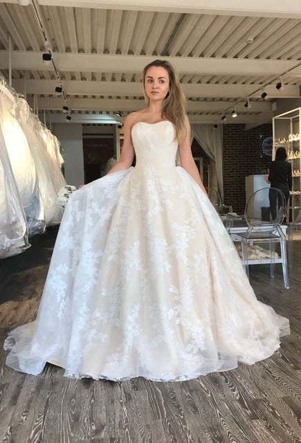 Кремовое свадебное платье с нежным кружевом Flora Crema. Силуэт Пышное. Цвет Айвори / Капучино. Вид 2