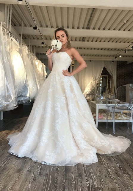 Кремовое свадебное платье с нежным кружевом Flora Crema. Силуэт Пышное. Цвет Айвори / Капучино. Вид 3