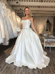 Роскошное свадебное атласное пышное платье Floxiana. Силуэт Пышное. Цвет Белый / Молочный. Вид 1