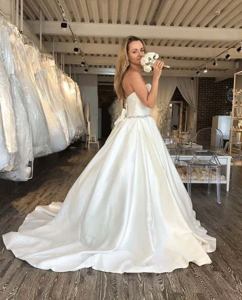 Роскошное свадебное атласное пышное платье Floxiana. Силуэт Пышное. Цвет Белый / Молочный. Вид 2