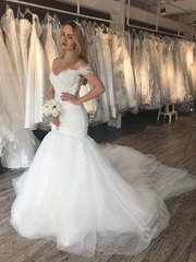 Атласная свадебная рыбка с кружевом и шлейфом Lucia. Силуэт Рыбка. Цвет Белый / Молочный. Вид 2