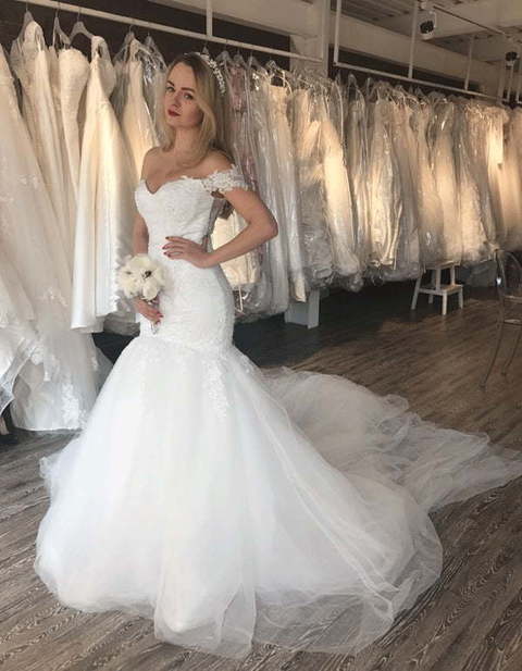 Атласная свадебная рыбка с кружевом и шлейфом Lucia. Силуэт Рыбка. Цвет Белый / Молочный. Вид 2