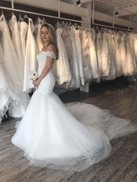 Атласная свадебная рыбка с кружевом и шлейфом Lucia. Силуэт Рыбка. Цвет Белый / Молочный. Вид 3