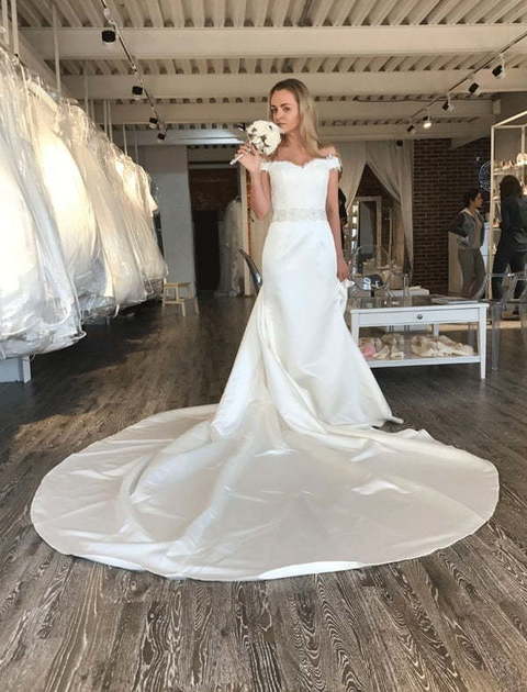 Атласное платье по фигуре со съемным шлейфом Livretta. Силуэт Рыбка. Цвет Белый / Молочный. Вид 3