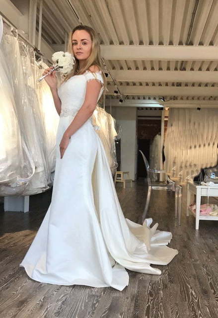 Атласное платье по фигуре со съемным шлейфом Livretta. Силуэт Рыбка. Цвет Белый / Молочный. Вид 5