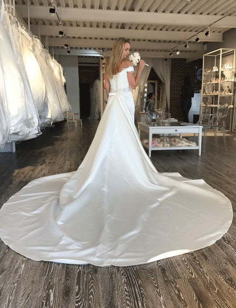 Атласное платье по фигуре со съемным шлейфом Livretta. Силуэт Рыбка. Цвет Белый / Молочный. Вид 7