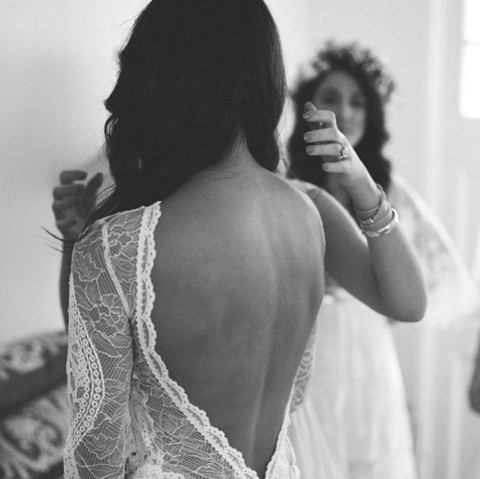 Мягкое платье по фигуре с рукавом и открытой спинкой ida. Силуэт Прямое. Цвет Белый / Молочный. Вид 5