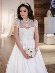 Атласное закрытое платье с воротником Kate. Силуэт Пышное. Цвет Белый / Молочный. Вид 2