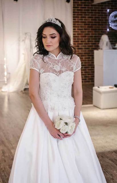 Атласное закрытое платье с воротником Kate. Силуэт Пышное. Цвет Белый / Молочный. Вид 2