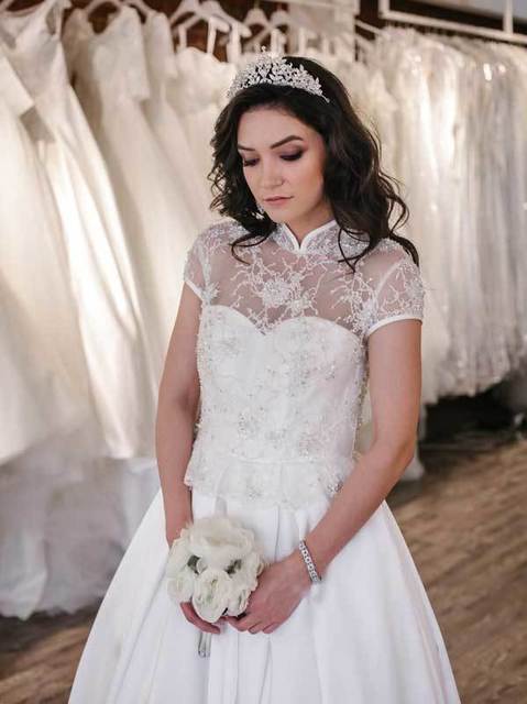 Атласное закрытое платье с воротником Kate. Силуэт Пышное. Цвет Белый / Молочный. Вид 3