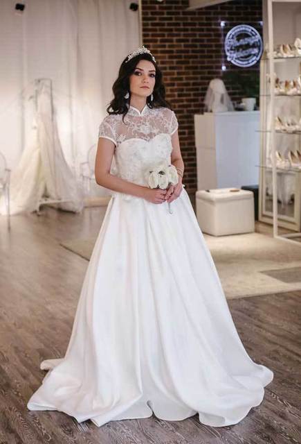 Атласное закрытое платье с воротником Kate. Силуэт Пышное. Цвет Белый / Молочный. Вид 4