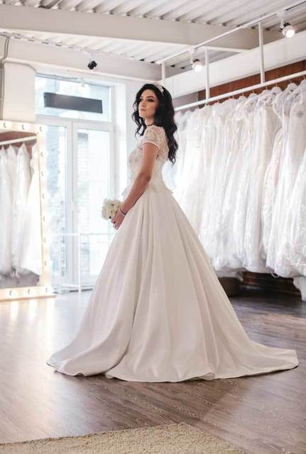 Атласное закрытое платье с воротником Kate. Силуэт Пышное. Цвет Белый / Молочный. Вид 7