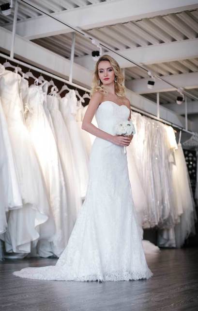 Нежное платье из кружева по фигуре Arveni. Силуэт Прямое. Цвет Белый / Молочный. Вид 2