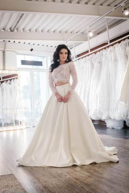 Кружевной топ с атласной юбкой на свадьбу. Силуэт Пышное. Цвет Белый / Молочный. Вид 2