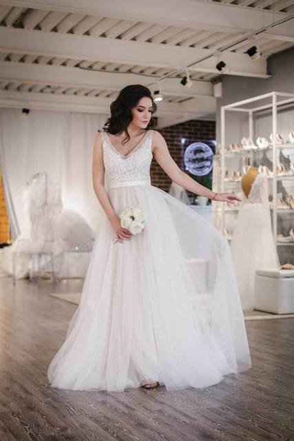 Легкое летящее свадебное платье цвета нюд Gabriella 2. Силуэт А-силуэт. Цвет Айвори / Капучино. Вид 3