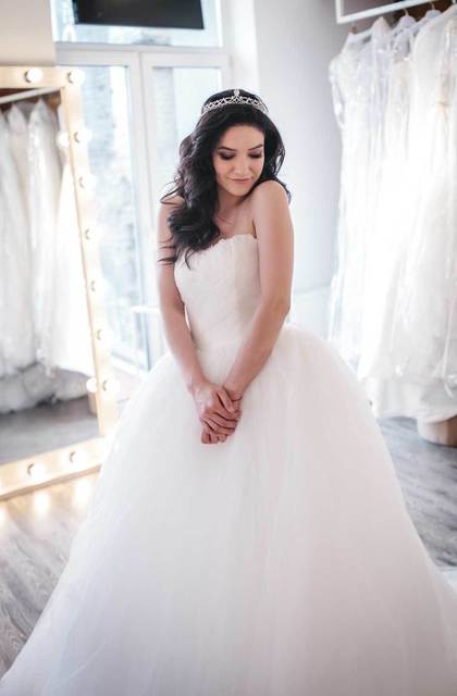 Пышное свадебное платье с перьями на корсете Rossigna. Силуэт Пышное. Цвет Белый / Молочный. Вид 2