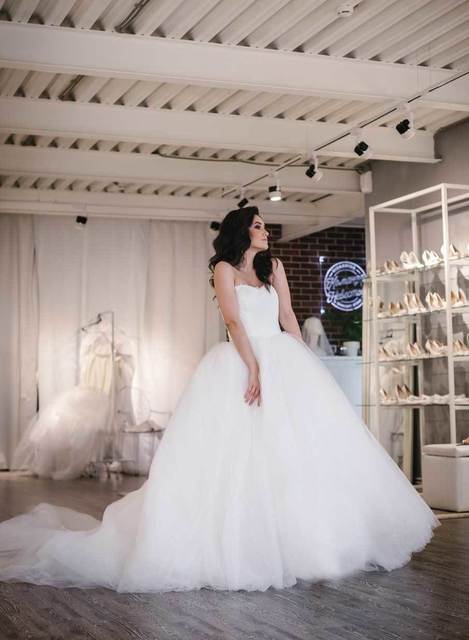 Пышное свадебное платье с перьями на корсете Rossigna. Силуэт Пышное. Цвет Белый / Молочный. Вид 4