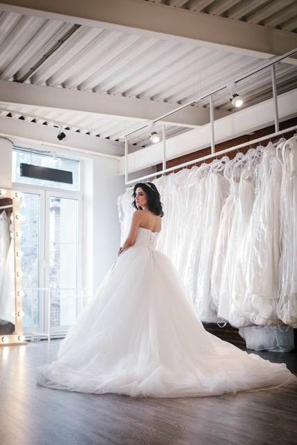 Пышное свадебное платье с перьями на корсете Rossigna. Силуэт Пышное. Цвет Белый / Молочный. Вид 6