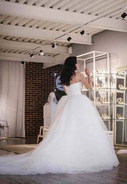 Пышное свадебное платье с перьями на корсете Rossigna. Силуэт Пышное. Цвет Белый / Молочный. Вид 7